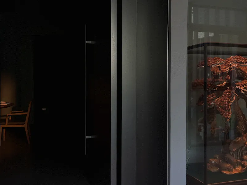 博物館風格走廊，設有玻璃展示櫃陳列藝術品與雕塑，背景為中性色調