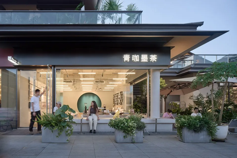 現代亞洲餐廳，氛圍溫馨，設有餐桌、盆栽植物與明亮環境