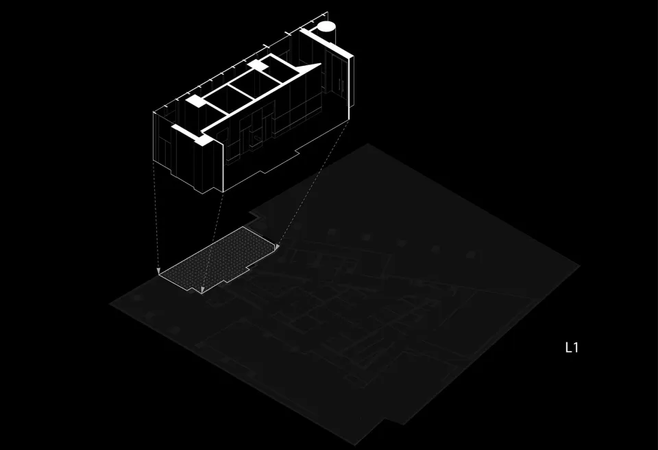 一張黑白照片，呈現空曠的室內空間，配有幾扇窗戶，展現區域的布局與深度