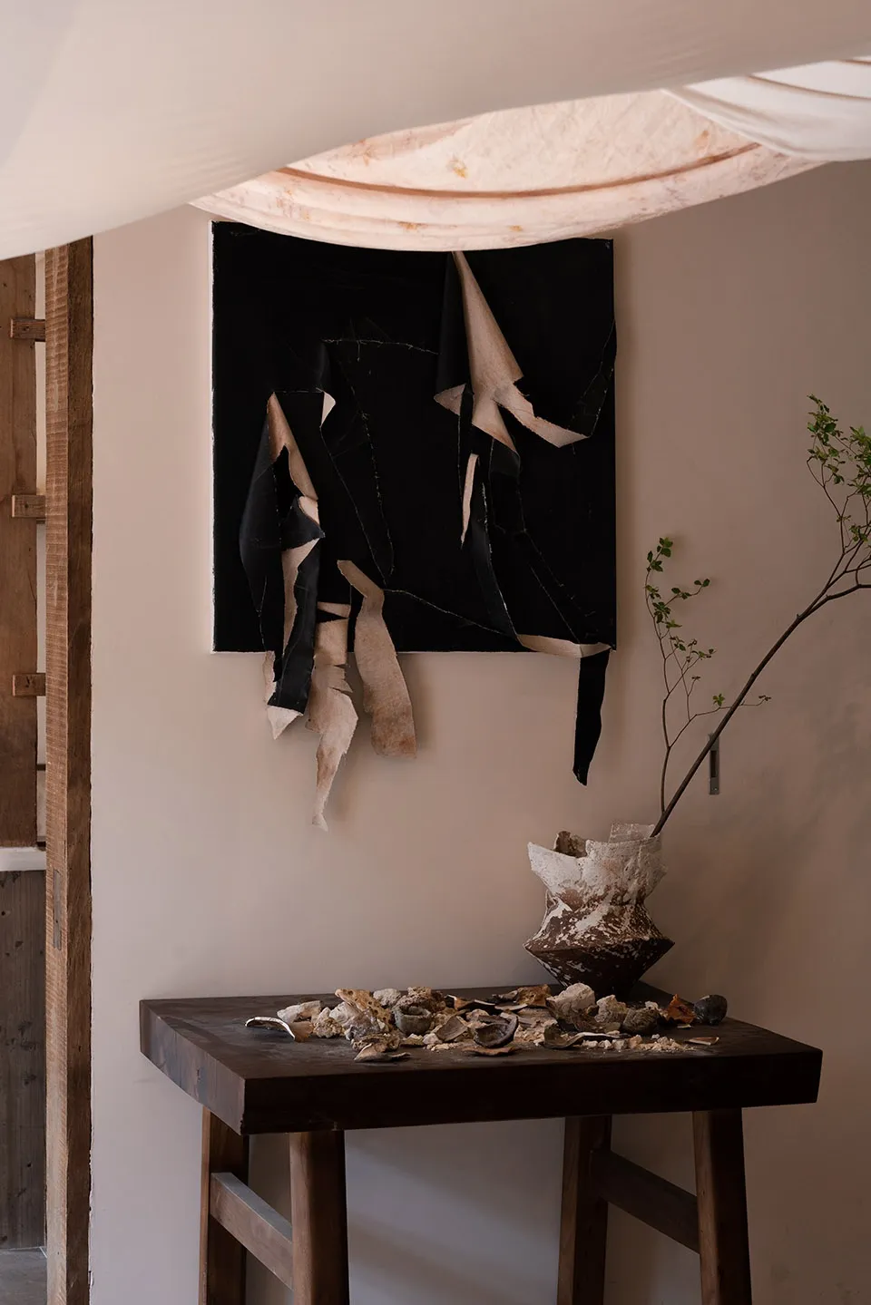 牆上陳列各種藝術作品的藝廊空間，展示不同尺寸與位置的創意作品