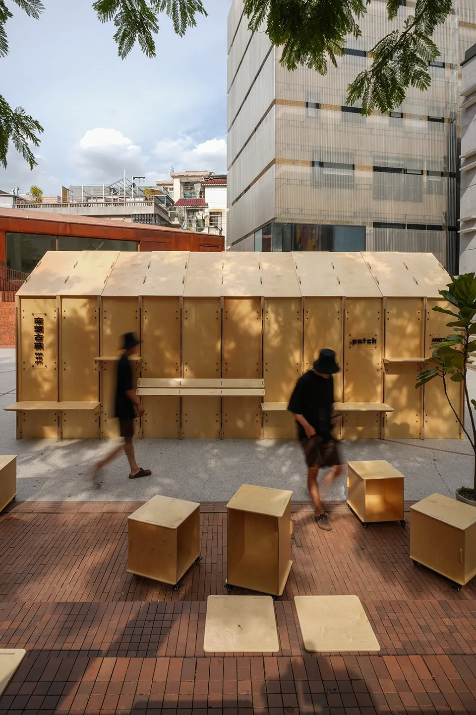 建築內部設有木質結構與座椅的公共區域，營造出適合聚會的場所