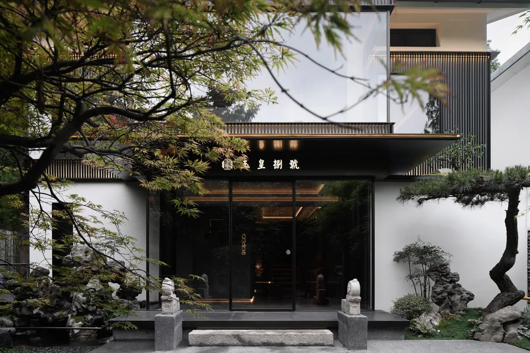 寧靜亞洲風格建築，石拱門入口，昏暗室內空間，門邊兩尊雕像