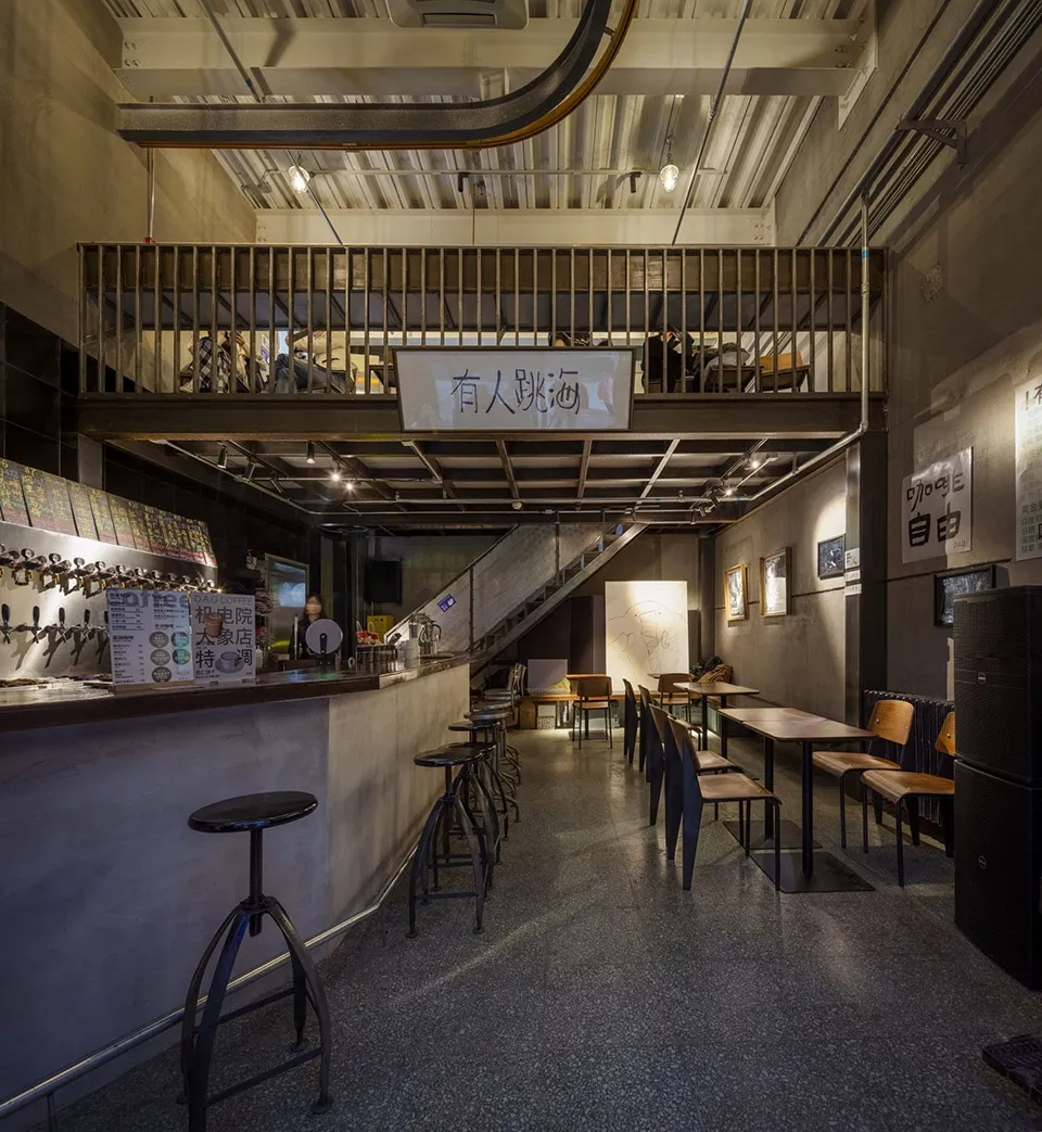 多張餐桌椅的休閒餐廳，桌面擺放瓶子，溫馨氛圍