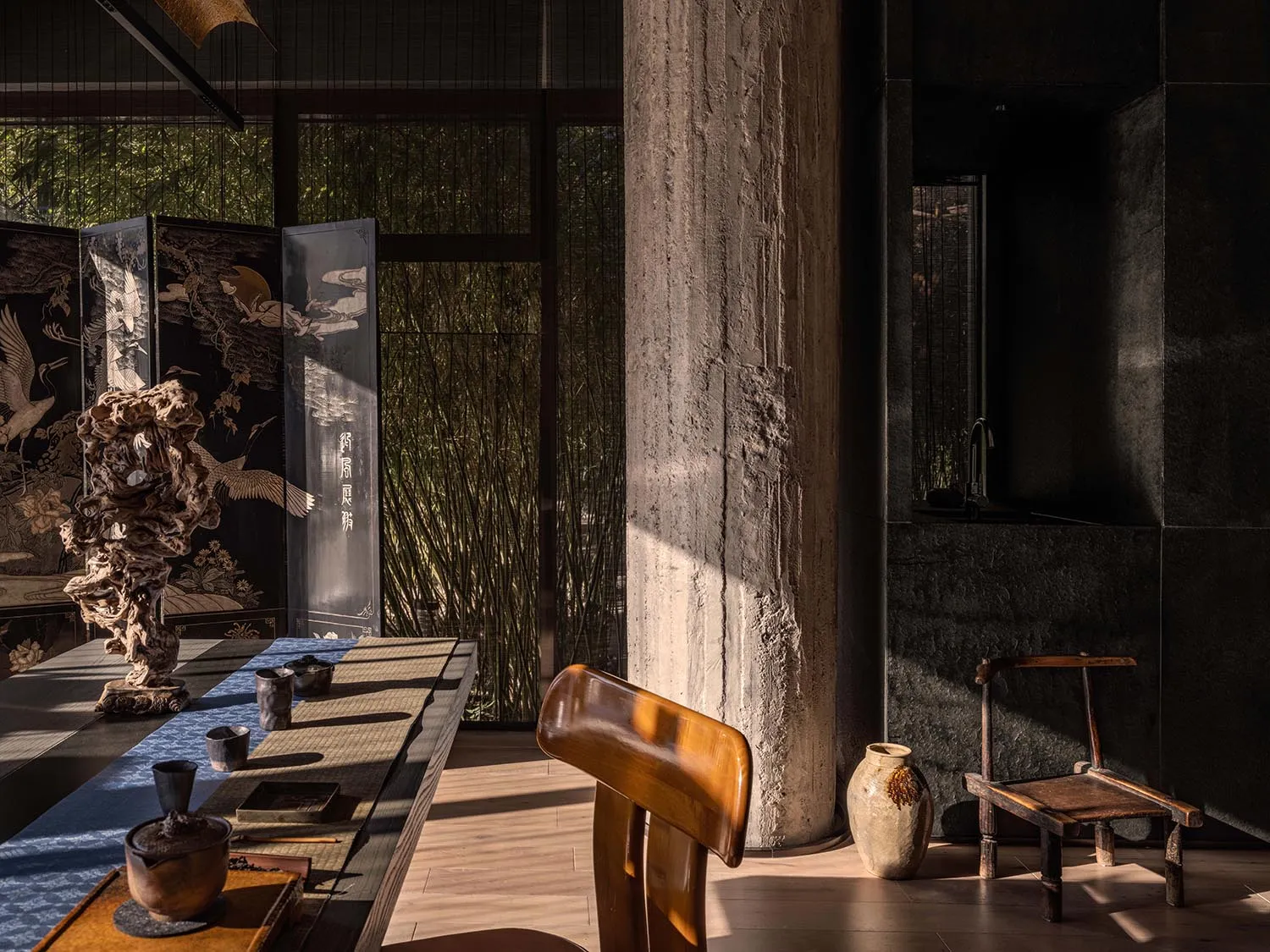 溫馨的餐廳空間，配有木桌與玻璃點綴，周圍環繞座椅，自然陽光充足照明