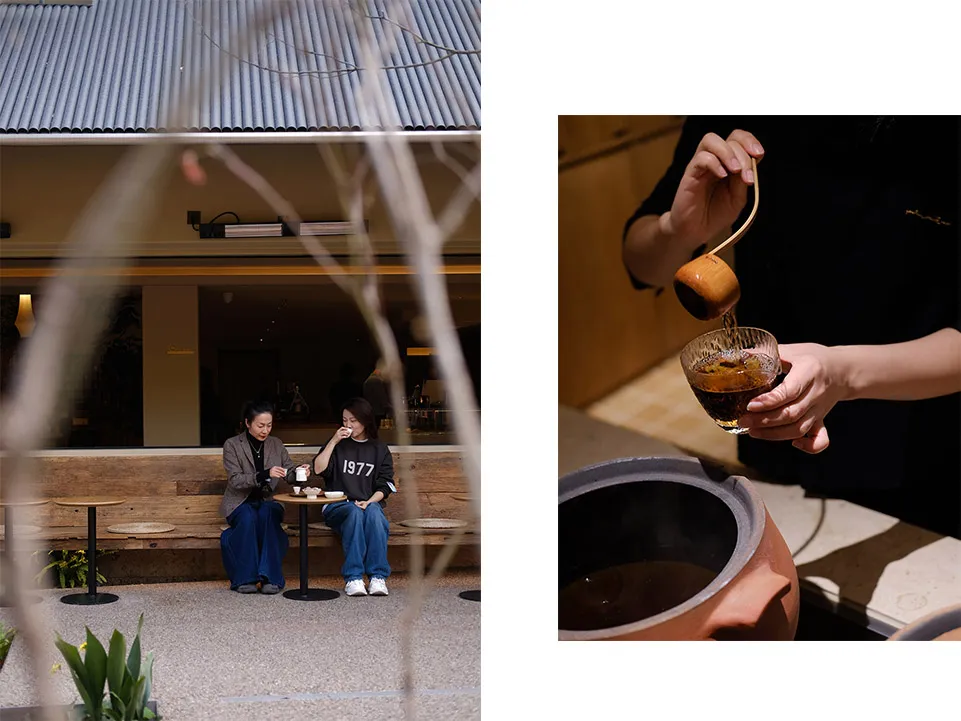 溫馨家用餐廳區，配有木桌、椅子與沙發，營造溫暖氛圍，料理台上擺放各種物件