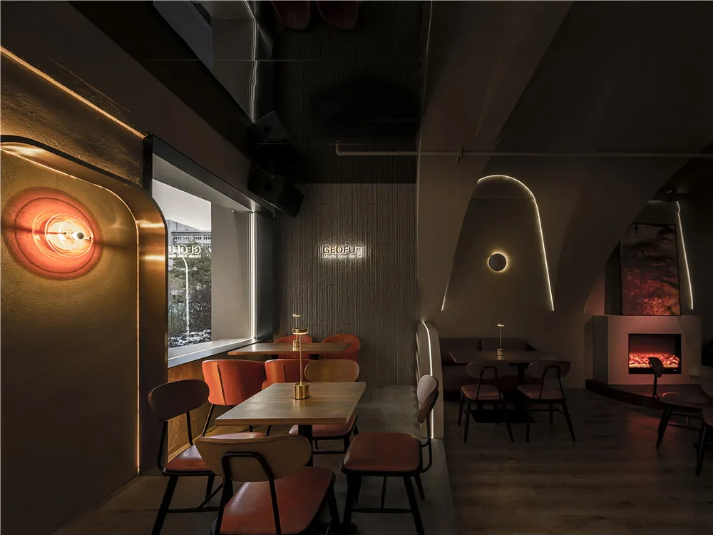 溫馨餐廳內部，設有多張餐桌、椅子與沙發，非常適合用餐與社交