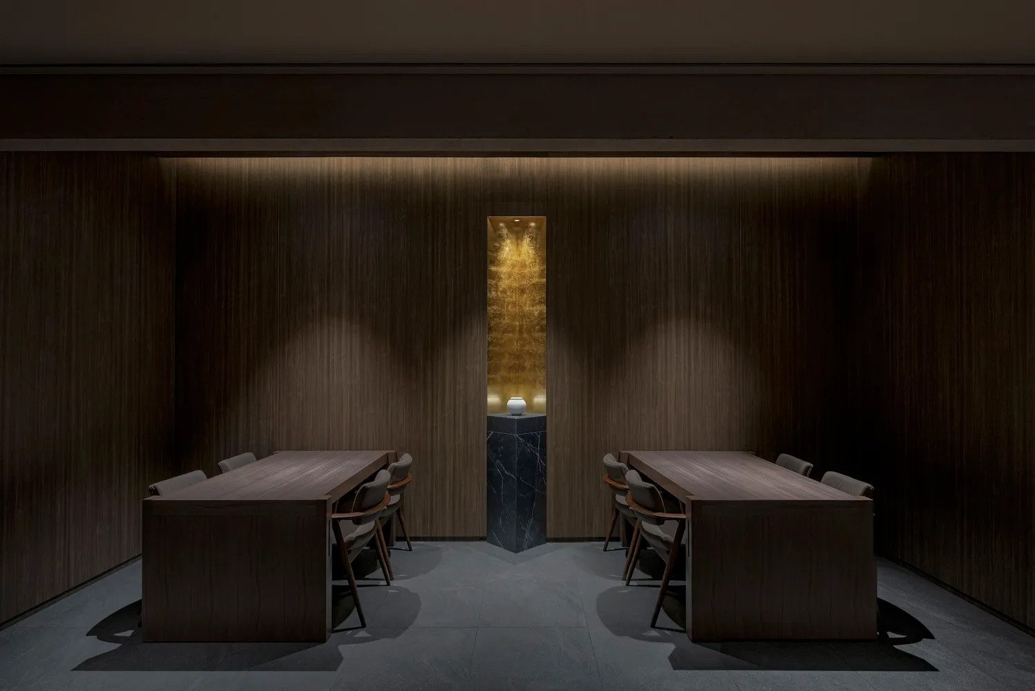 正式餐廳區域，設有兩張餐桌與椅子、木質地板及裝飾花瓶，位於光線充足、溫馨舒適的房間內