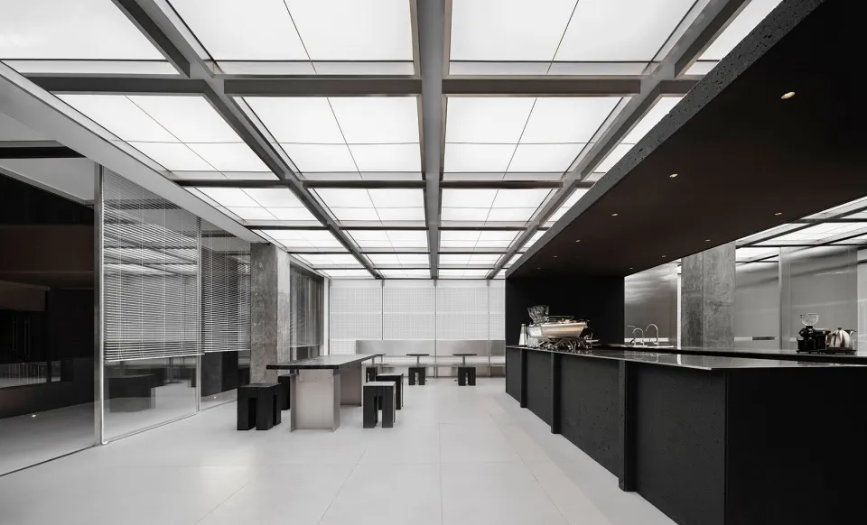 現代餐廳內部，擁有寬敞用餐區、多張餐桌、椅子與沙發，展現簡潔實用的設計