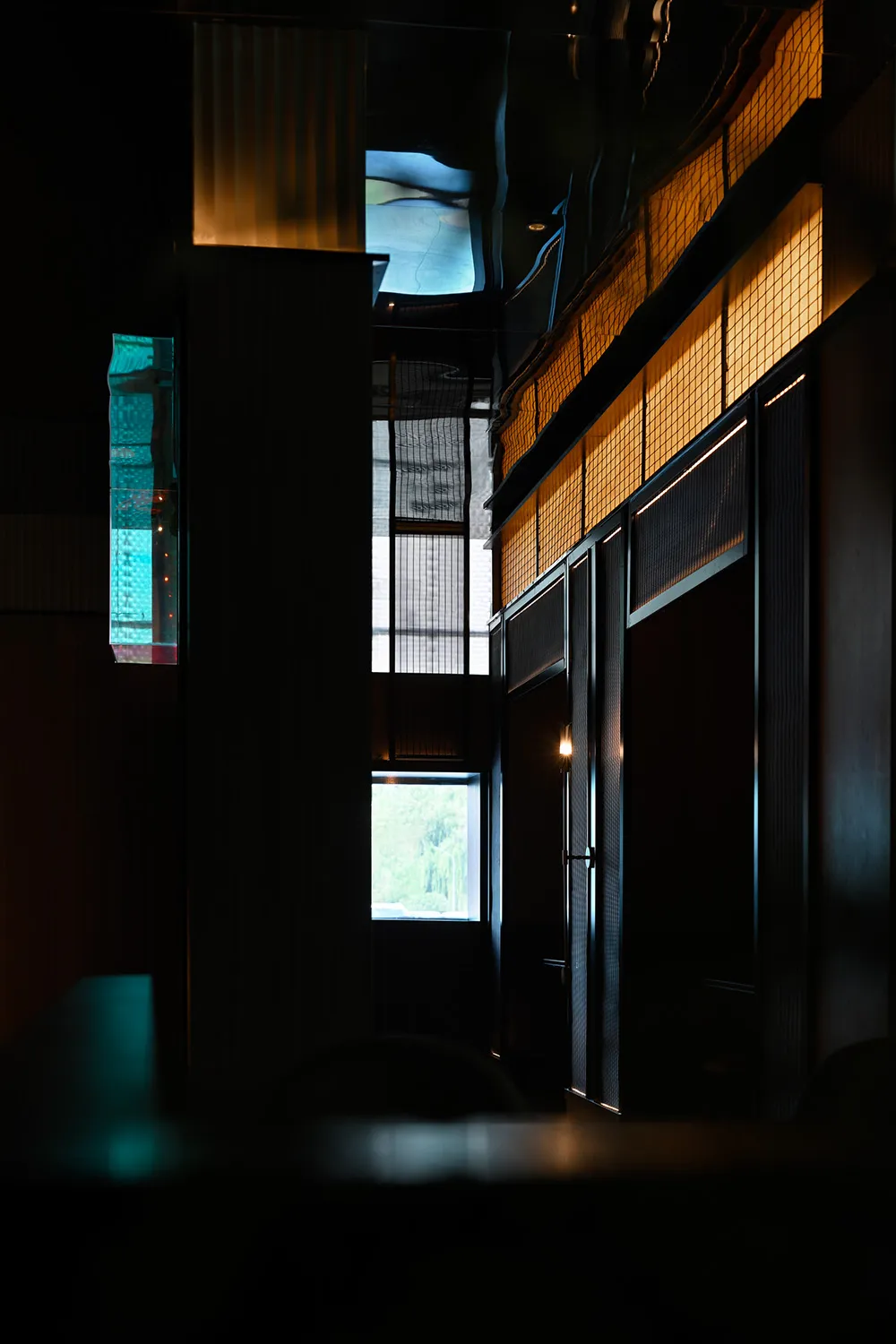 優雅飯店大廳，大片窗戶、兩張椅子與餐桌，自然光線與溫馨氛圍
