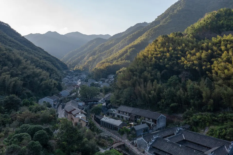 寧靜山谷中的村落，四周環繞山巒，擁有傳統建築與郁郁蔥蔥的綠意