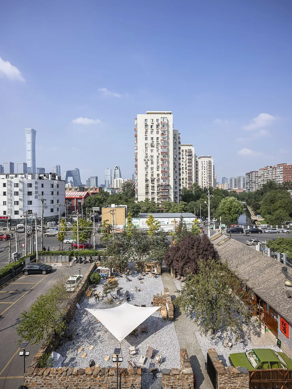 繁忙的城市景象，現代混凝土與玻璃建築、車輛，以及人們日常活動
