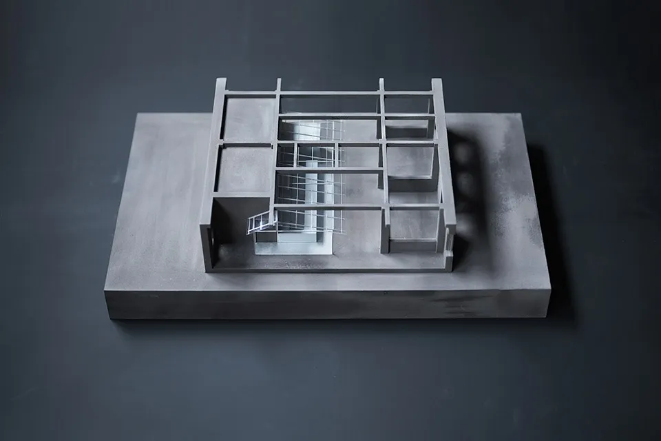 現代住宅的黑白建築模型，擁有乾淨線條、極簡特徵，並展現混凝土與金屬材質