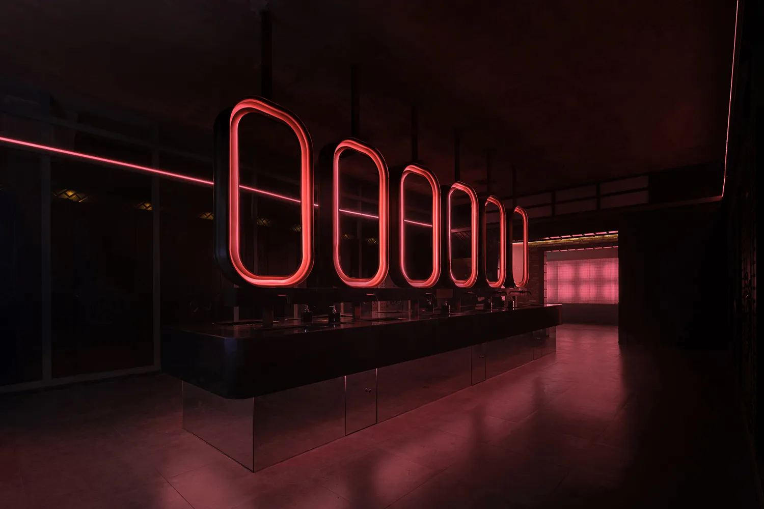 現代廚房配備黑色檯面、紅色燈光與牆上掛鐘
