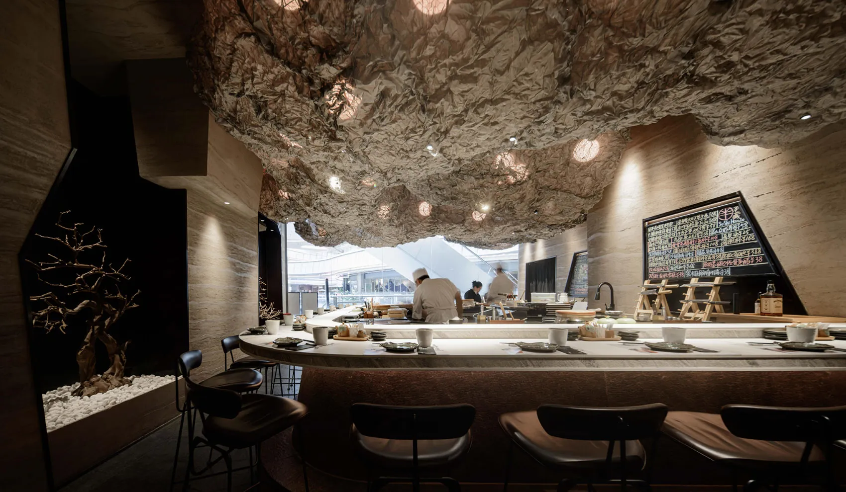 溫馨餐廳內部，設有吧台、吧椅、座椅與餐桌，提供熱冷飲料與餐點