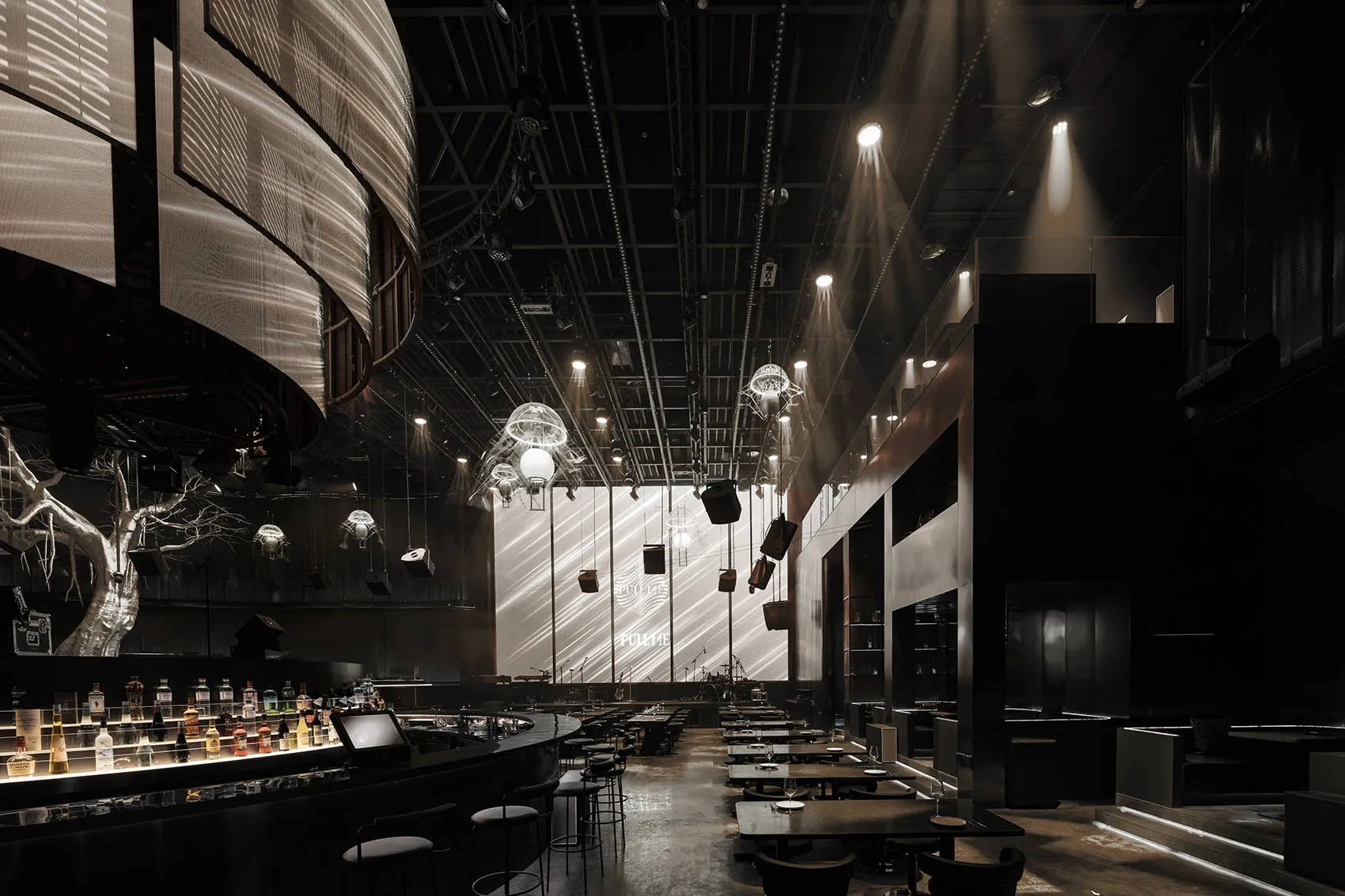 現代酒吧與用餐區，木質地板、木質家具，融合照片與渲染元素，包含餐桌、椅子、酒瓶與杯具
