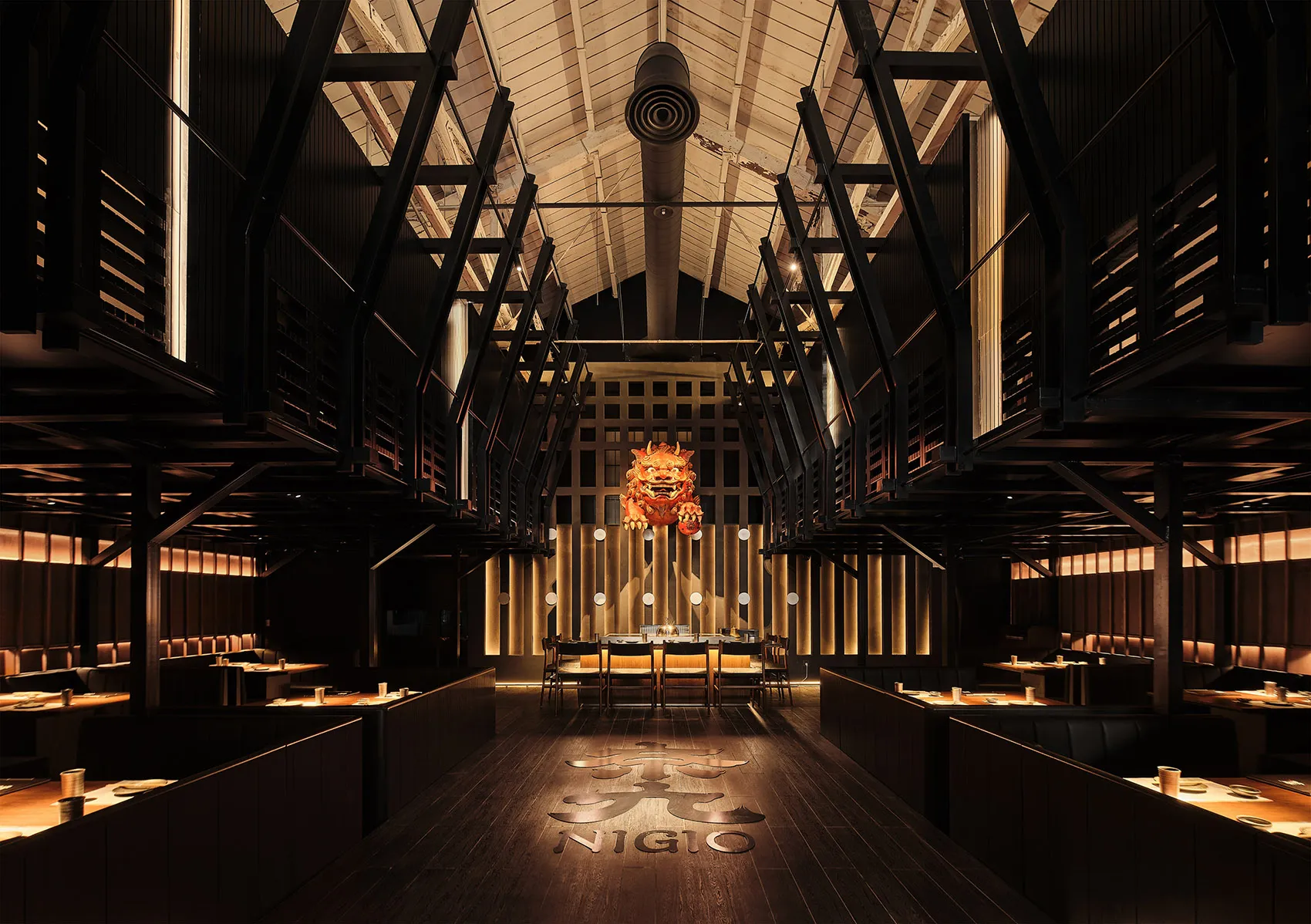 溫馨吸引人的餐廳內部，高挑天花板、木質地板與多張餐桌