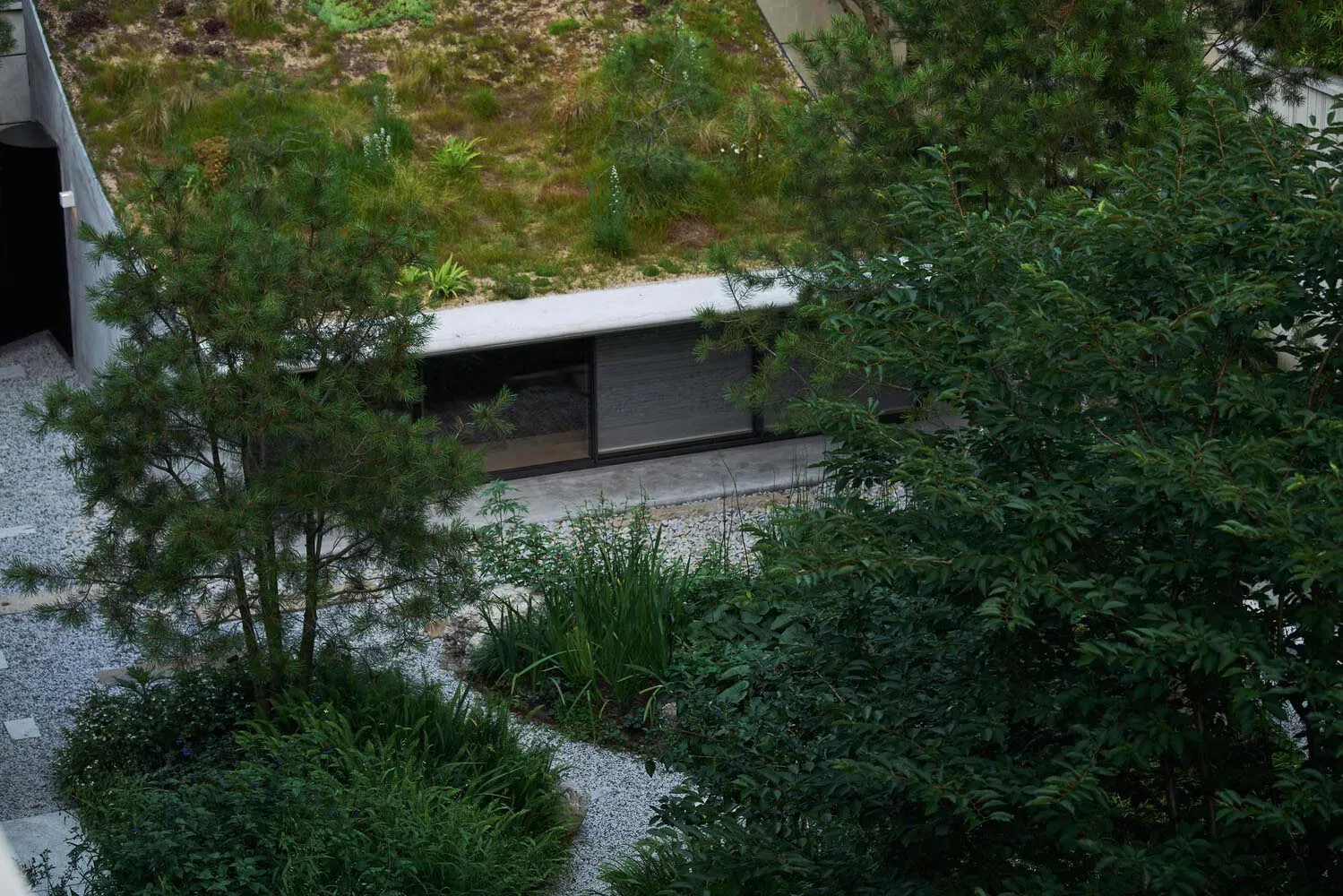 一座被樹木環繞的石屋，寧靜氛圍與自然背景