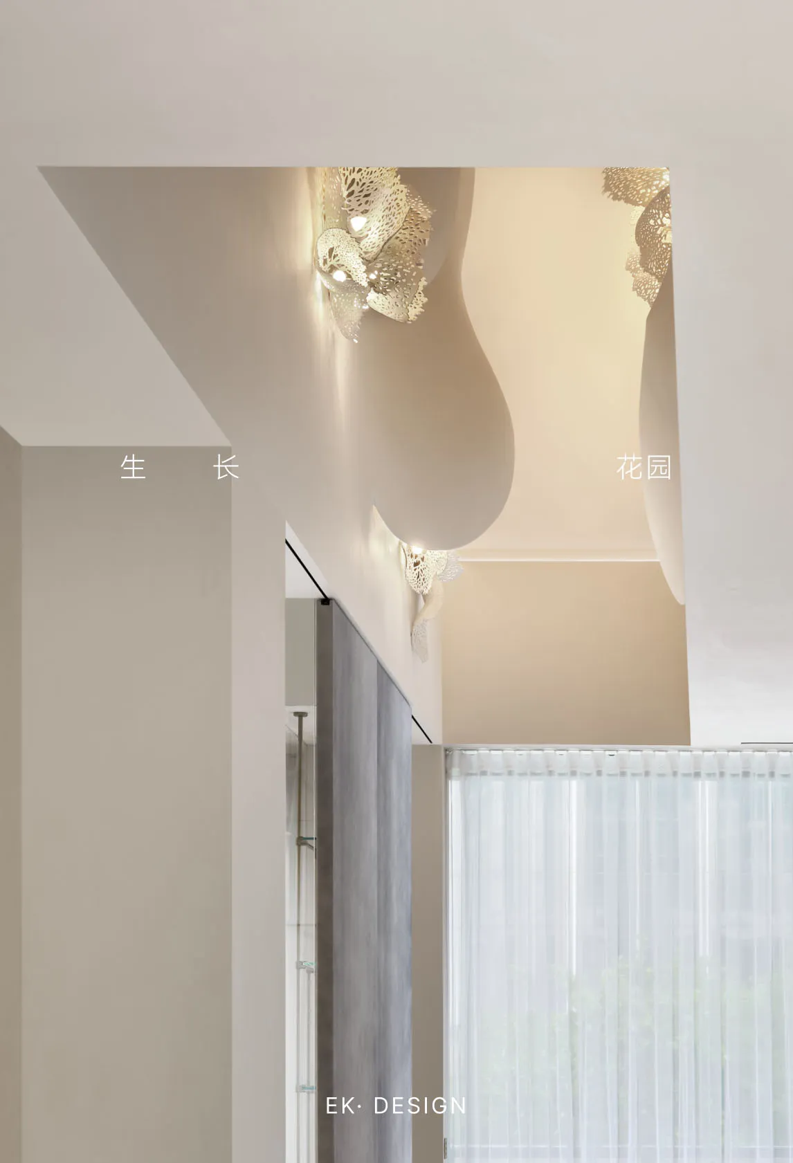 現代走廊配燈光牆、窗簾與明亮氛圍
