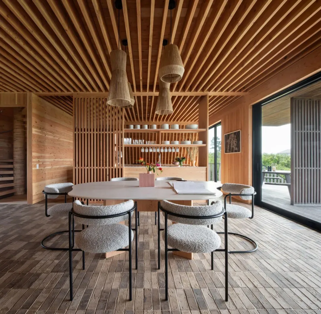 溫暖舒適的開放式餐廳空間，配有粉色花瓶、餐桌、椅子、小型廚房，以及充足的座位選擇