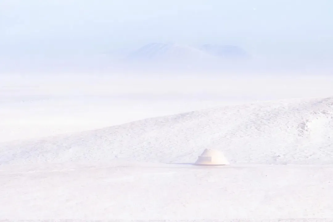 半球形結構高聳於雪景中，結構的表面混有白色和灰色材料
