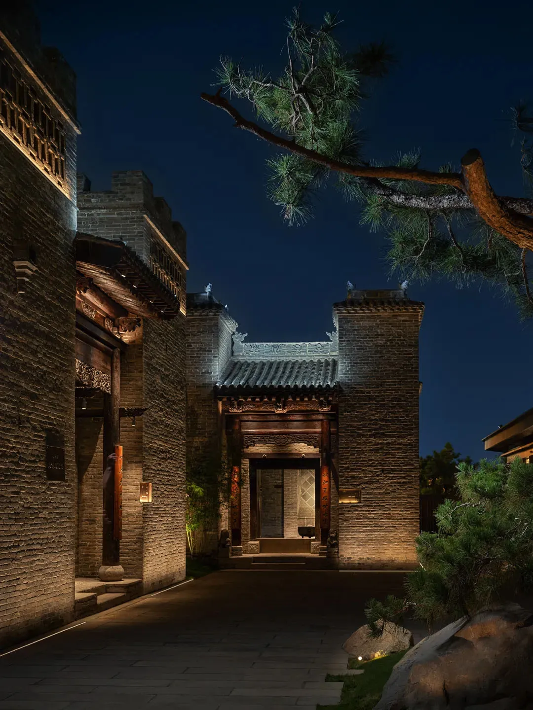 一座石頭建築物的拱形門洞和石頭屋頂，背景是昏暗的光線