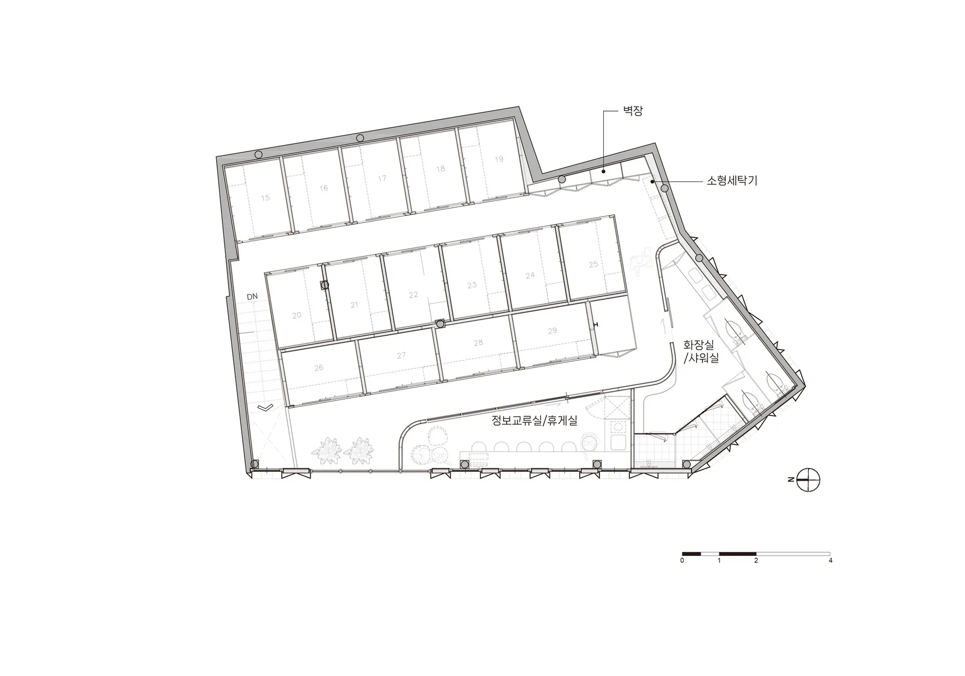 黑白的房間地板圖，長走廊和樓梯向上樓層，顯示廚房和餐廳區域，天然光線從窗戶中透入