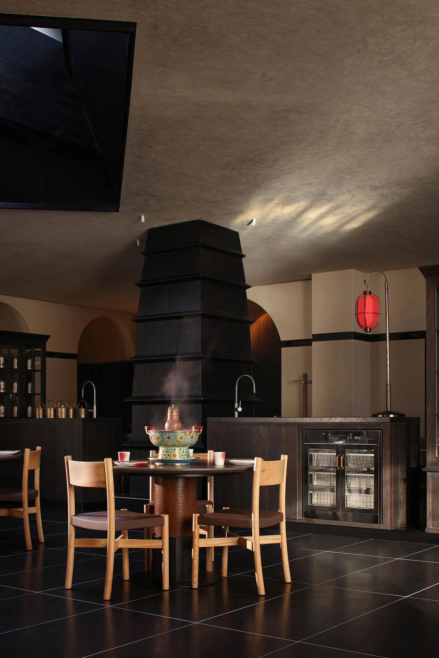 一間餐廳用餐區域的木頭桌子和椅子, fireplace, 和溫暖的氣氛