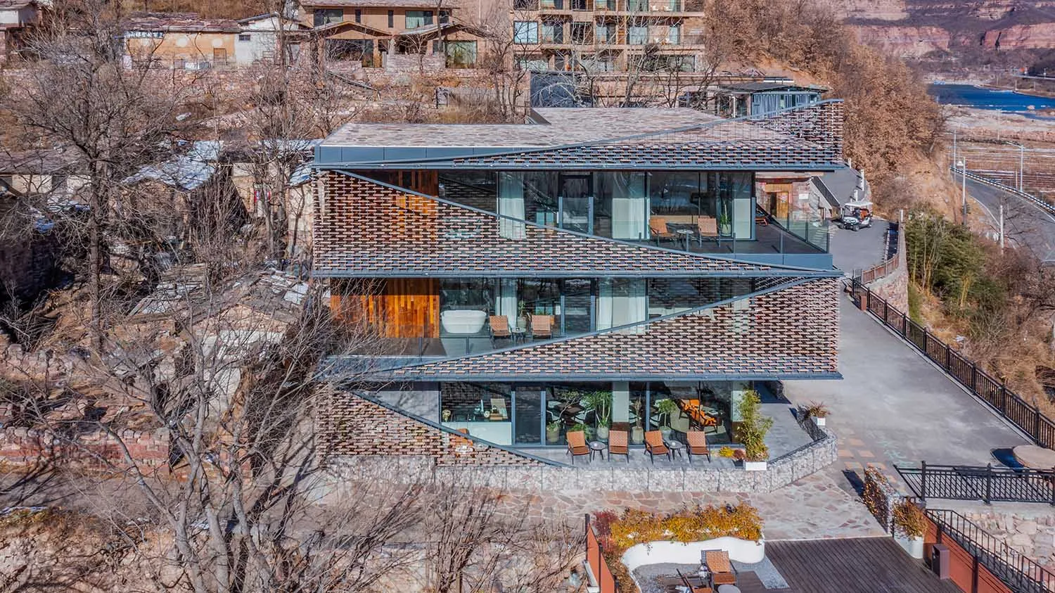 現代多層建築物的曲線玻璃牆,混凝土外牆,室內家具與裝飾