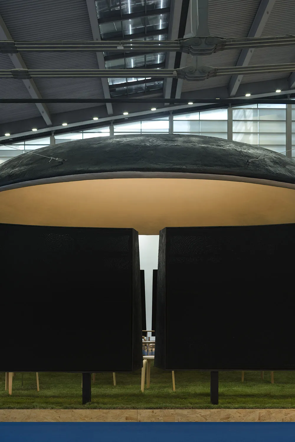 小巧的黑暗房間 (有 Dome 天花板、石頭牆壁及門道)