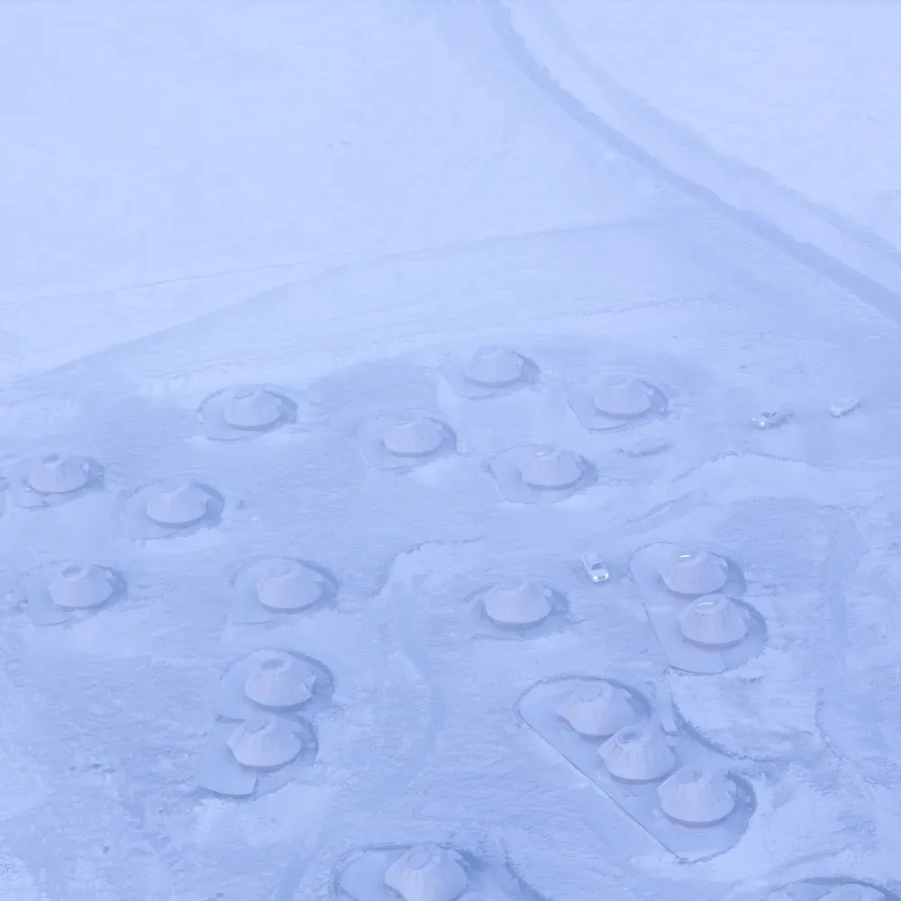 白雪覆蓋的小木屋在寧靜的景色中