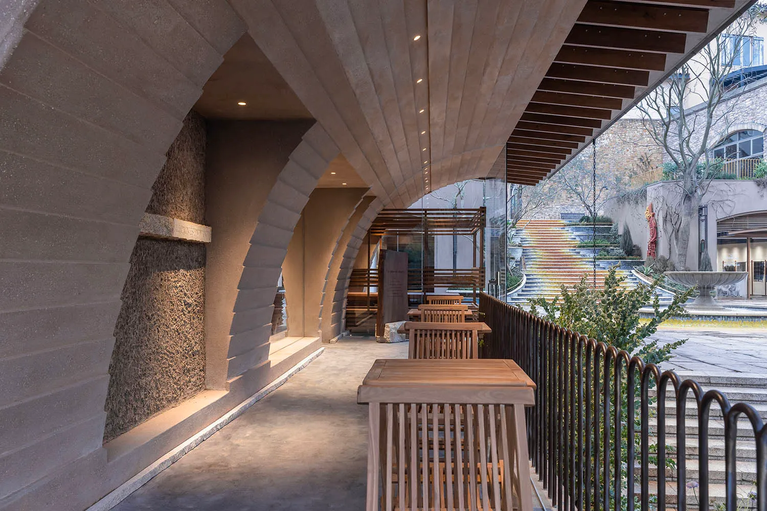 溫暖親切的餐廳，木地板、餐廳區域和自然光線