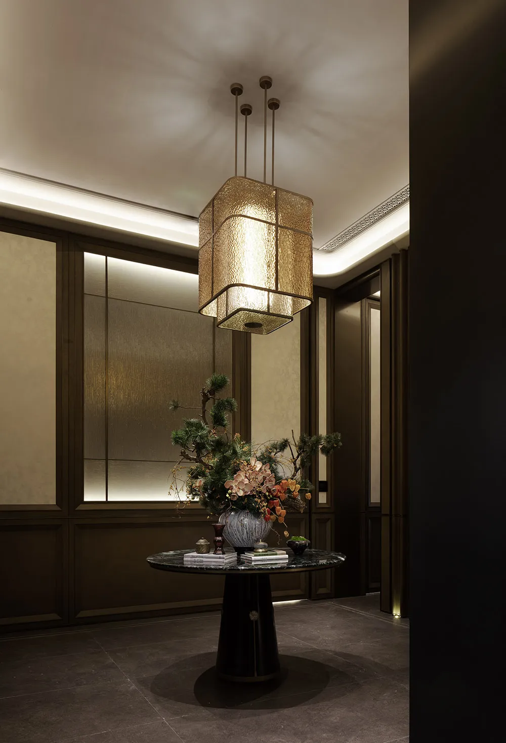 一間餐廳擺放著燈籠、餐桌和一盆植物，融合自然光和人造光的裝置