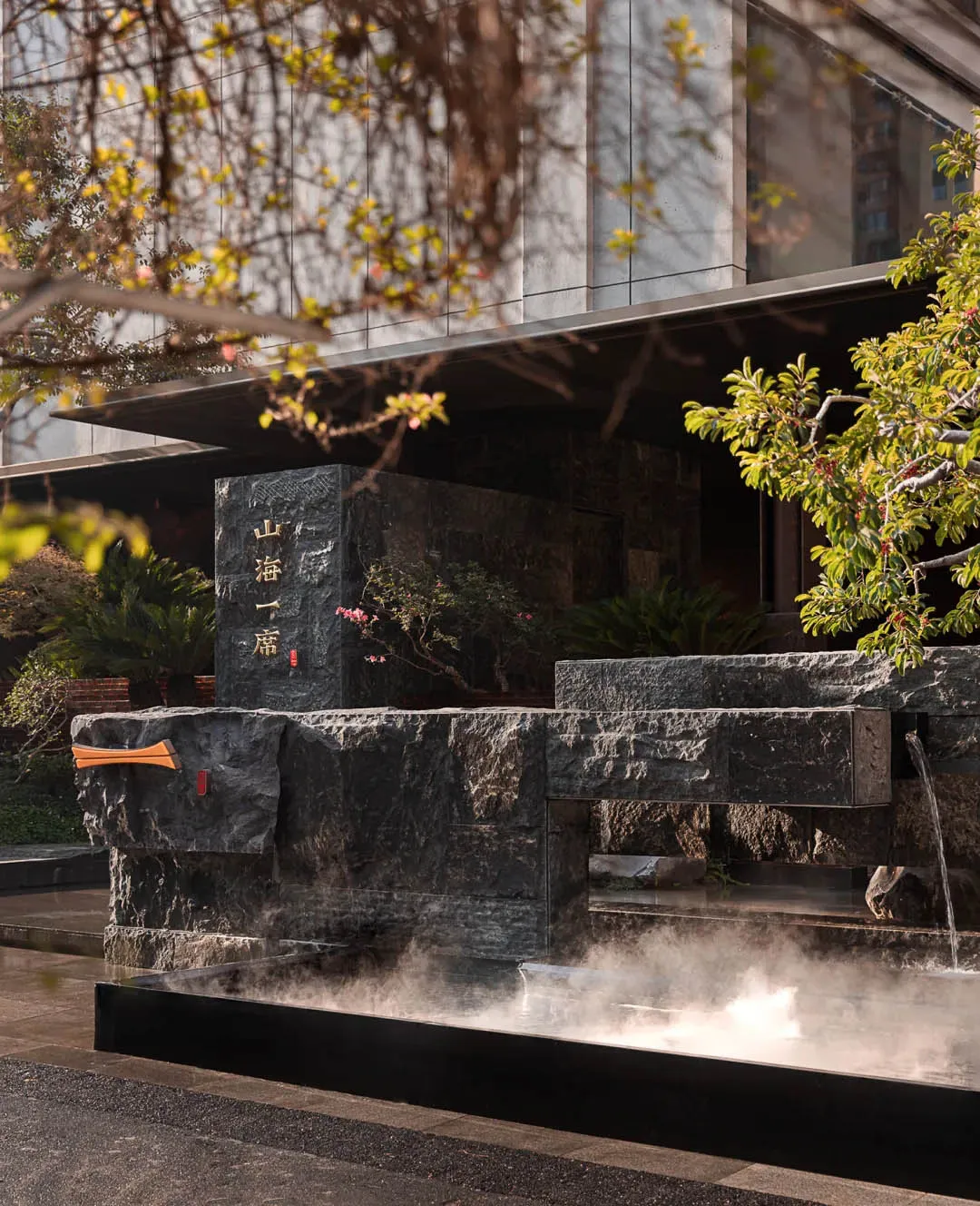 一座石造建築前面有水景，增加了深度和視覺吸引力