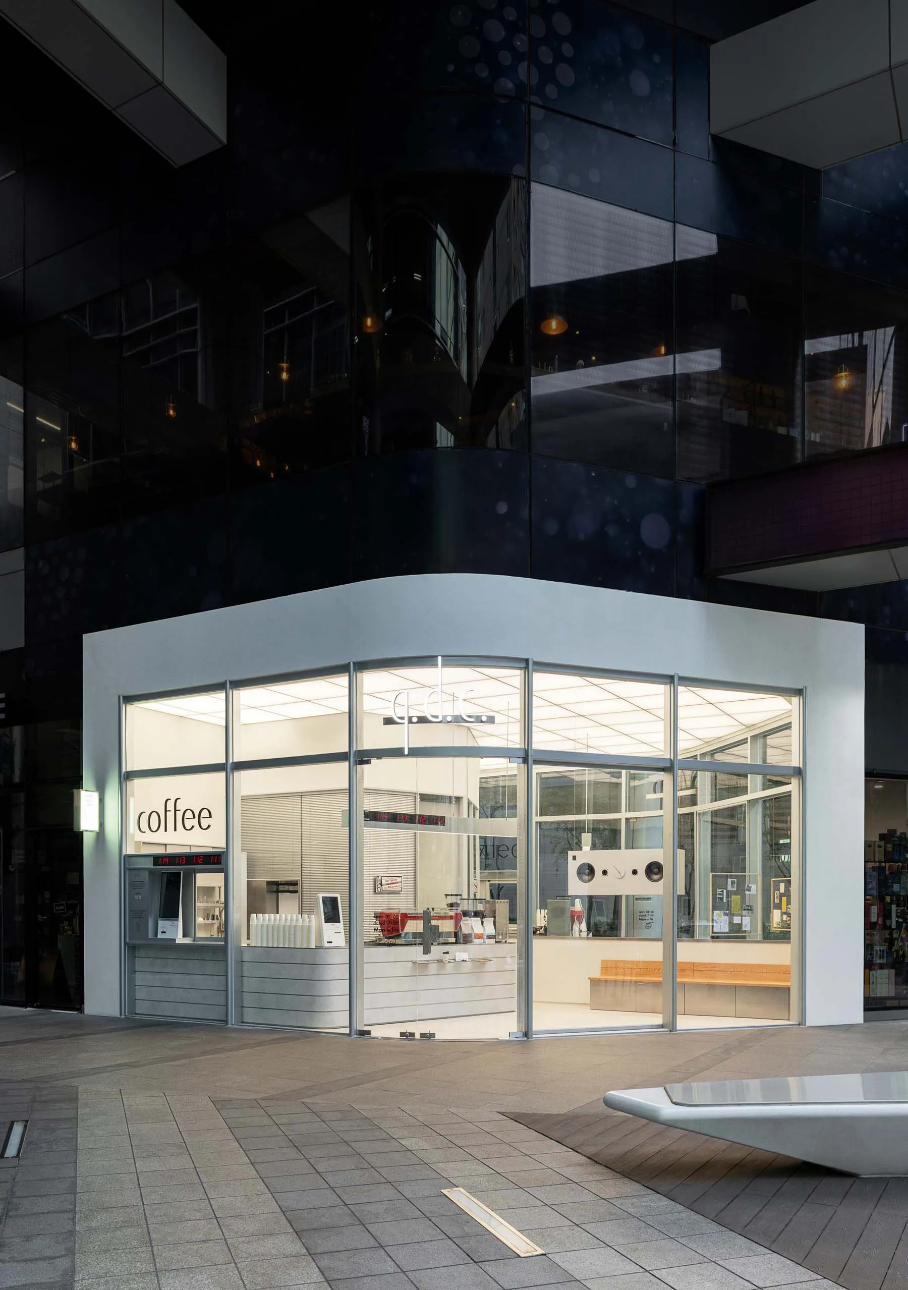 白色內裝的歡迎咖啡店，具有大窗口、家電和餐桌