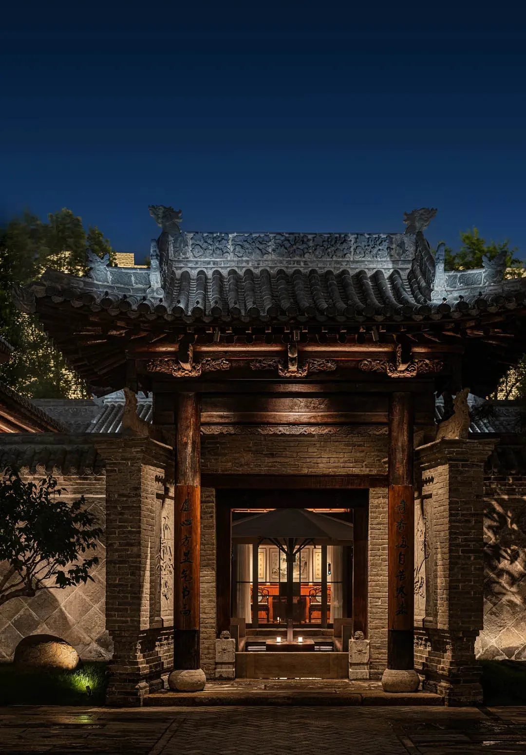 一座傳統的東方建築，具有大型的木制結構，具有龍頭屋頂和優雅的內部空間，包括餐廳區域和木製家具