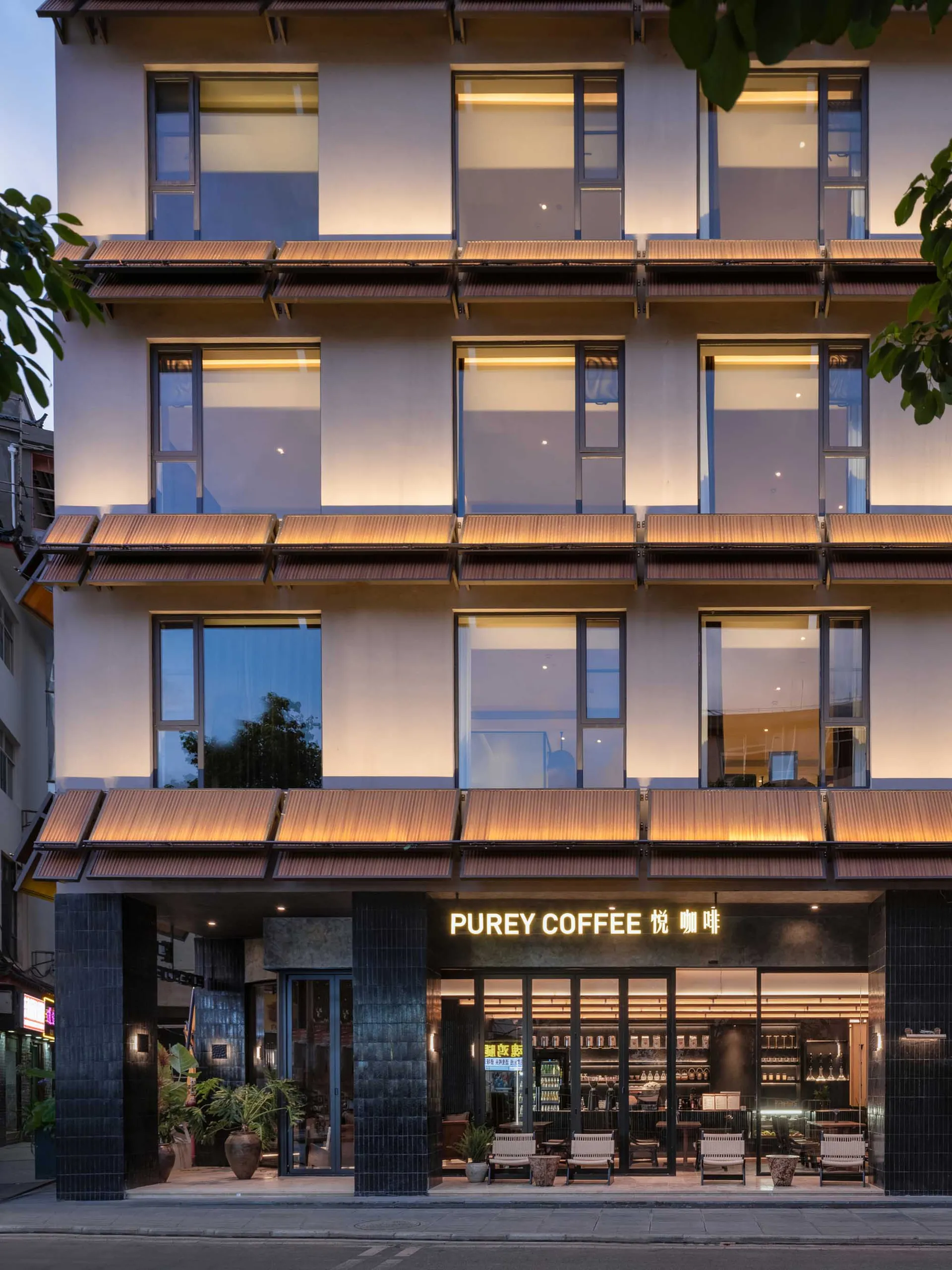 一座溫馨的咖啡店，擁有現代木造建築、大片窗戶與自然採光