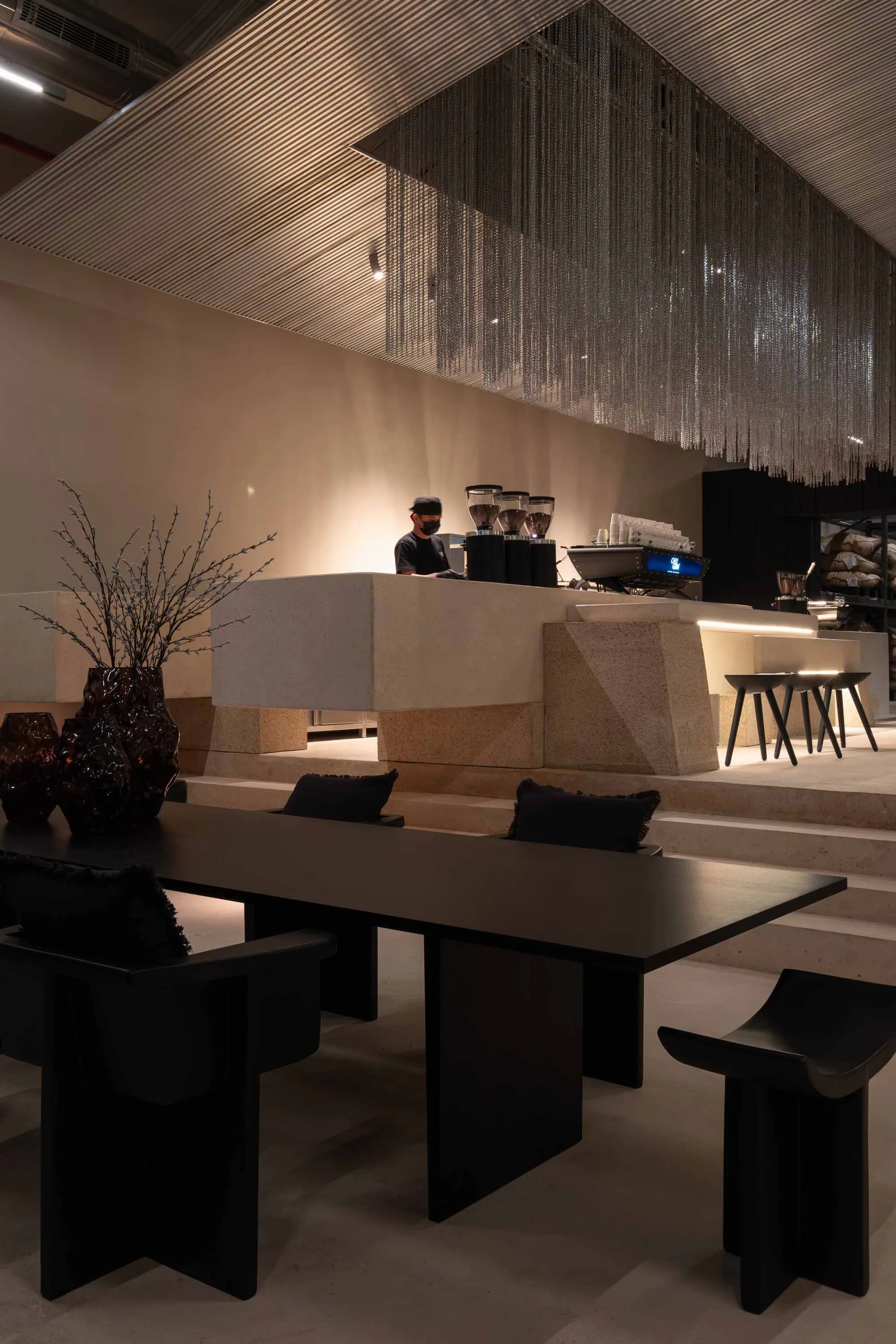 現代餐廳內部，設有用餐區與吧台，採用木頭與石材、自然採光，營造輕鬆氛圍