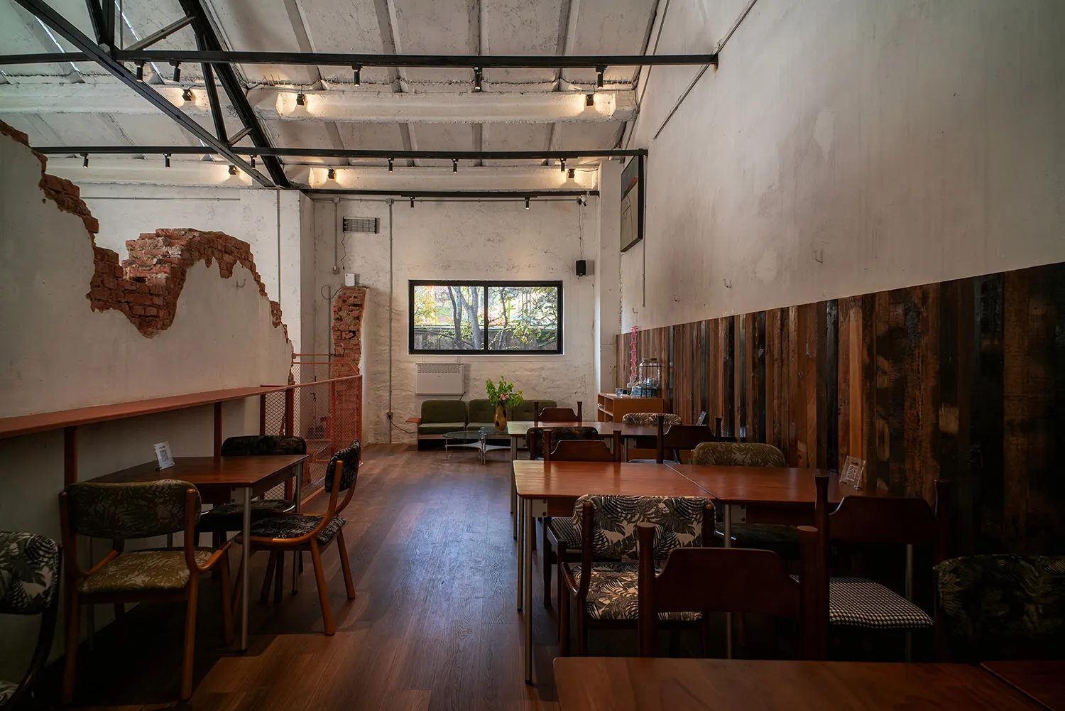 溫馨餐廳，木質地板、磚牆與木質家具，柔和燈光，溫暖氛圍