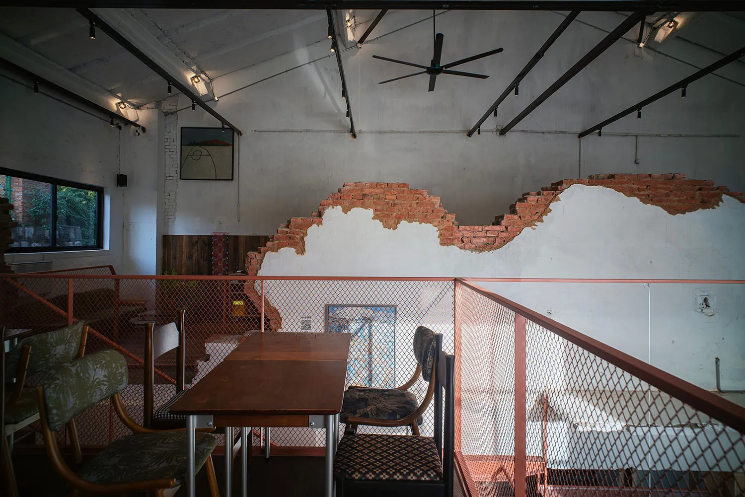 溫馨餐廳內部，磚牆、餐桌、椅子與吧台，昏黃燈光照明