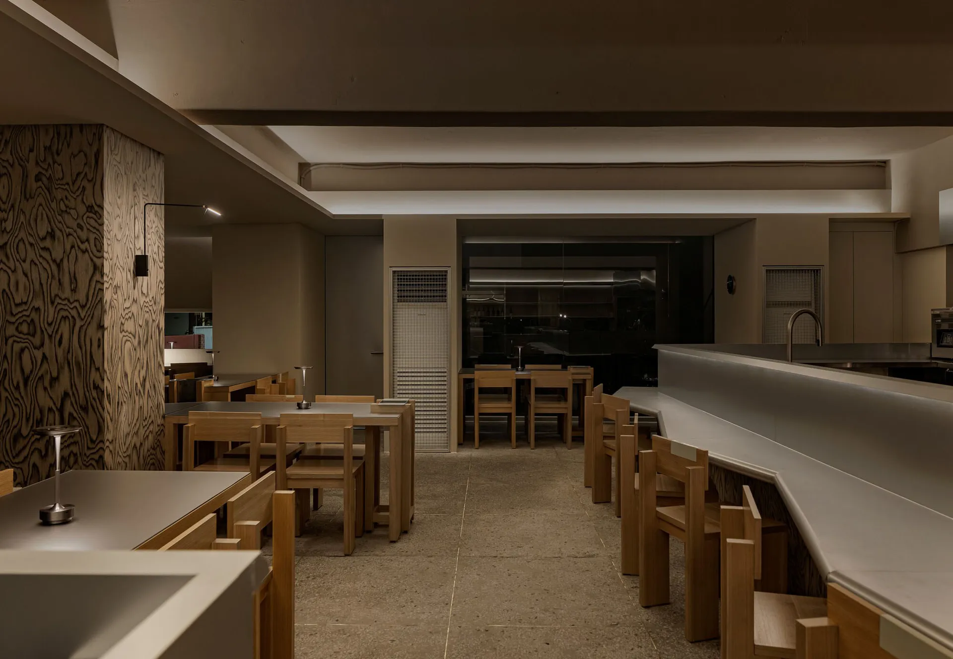 溫馨現代餐廳內部，配有大型餐桌、廚房家電與舒適座椅