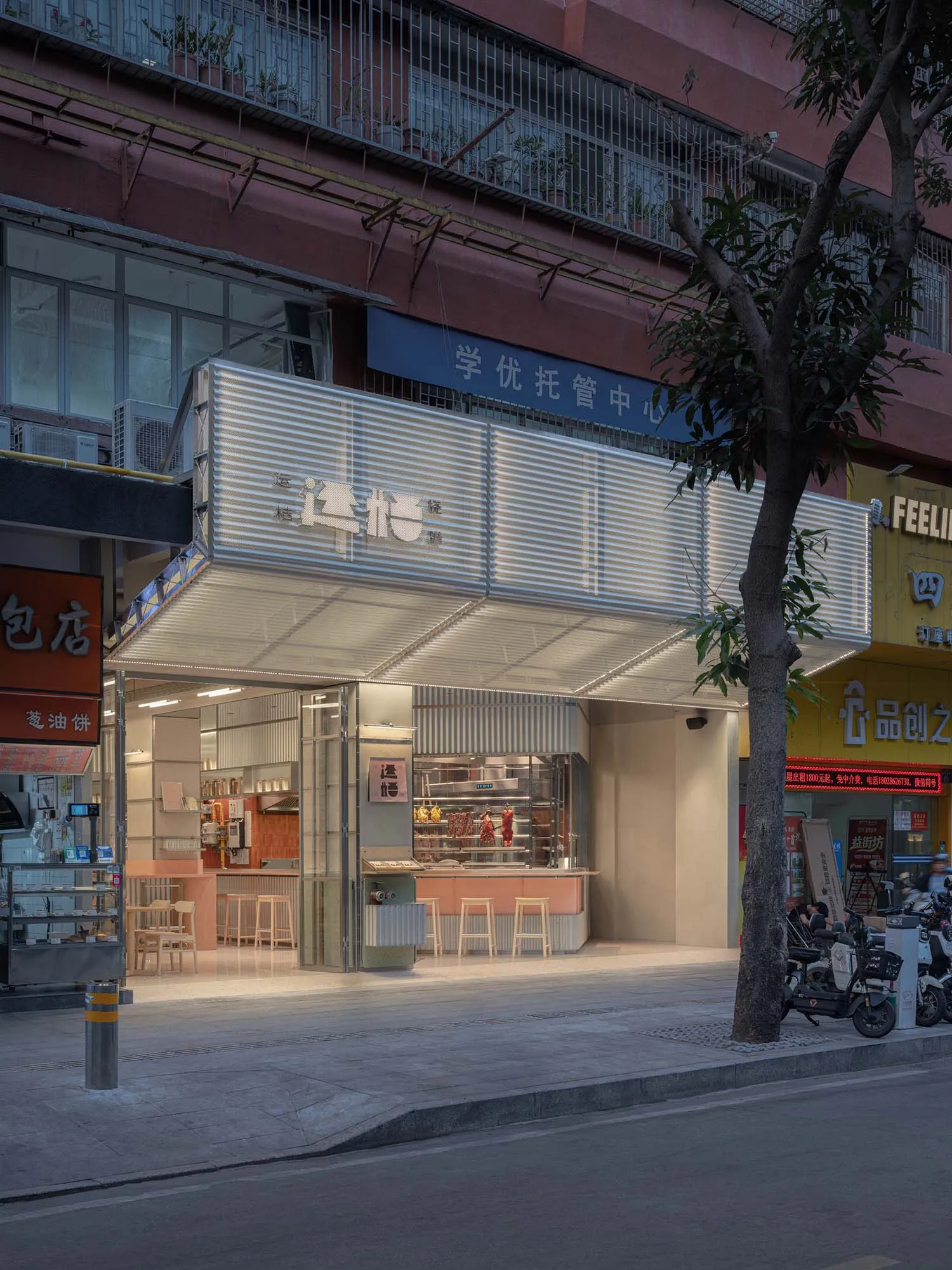 一間現代餐廳，擁有大面窗戶，搭配木質與金屬元素，配有餐椅與餐桌，营造溫暖且親切的氛圍