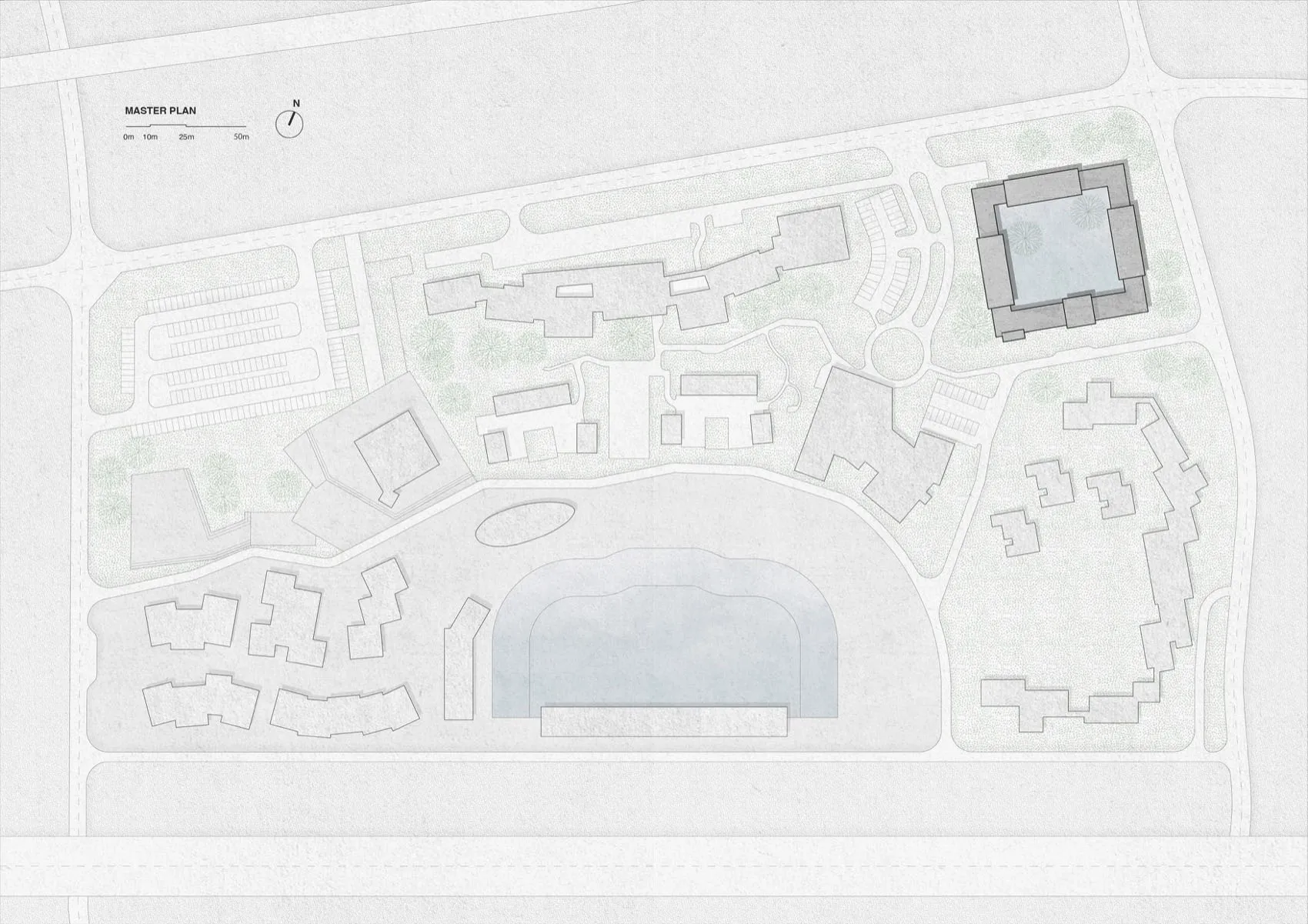建築總平面圖，顯示包含多棟建築群、停車區域、中央湖泊，以及設有內部花園的方形中庭主體建築的住宅開發案。
