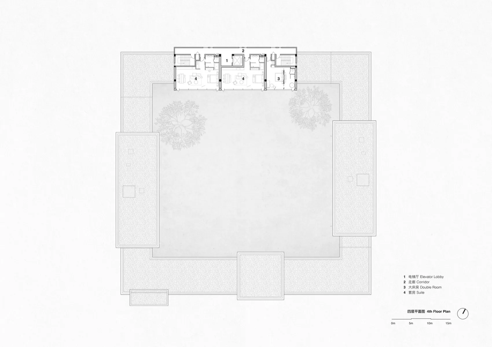黑白技術性四樓平面圖,顯示現代U型中庭住宅,包含電梯廳、走廊、雙人房與套房環繞大型開放中庭並種植樹木。
