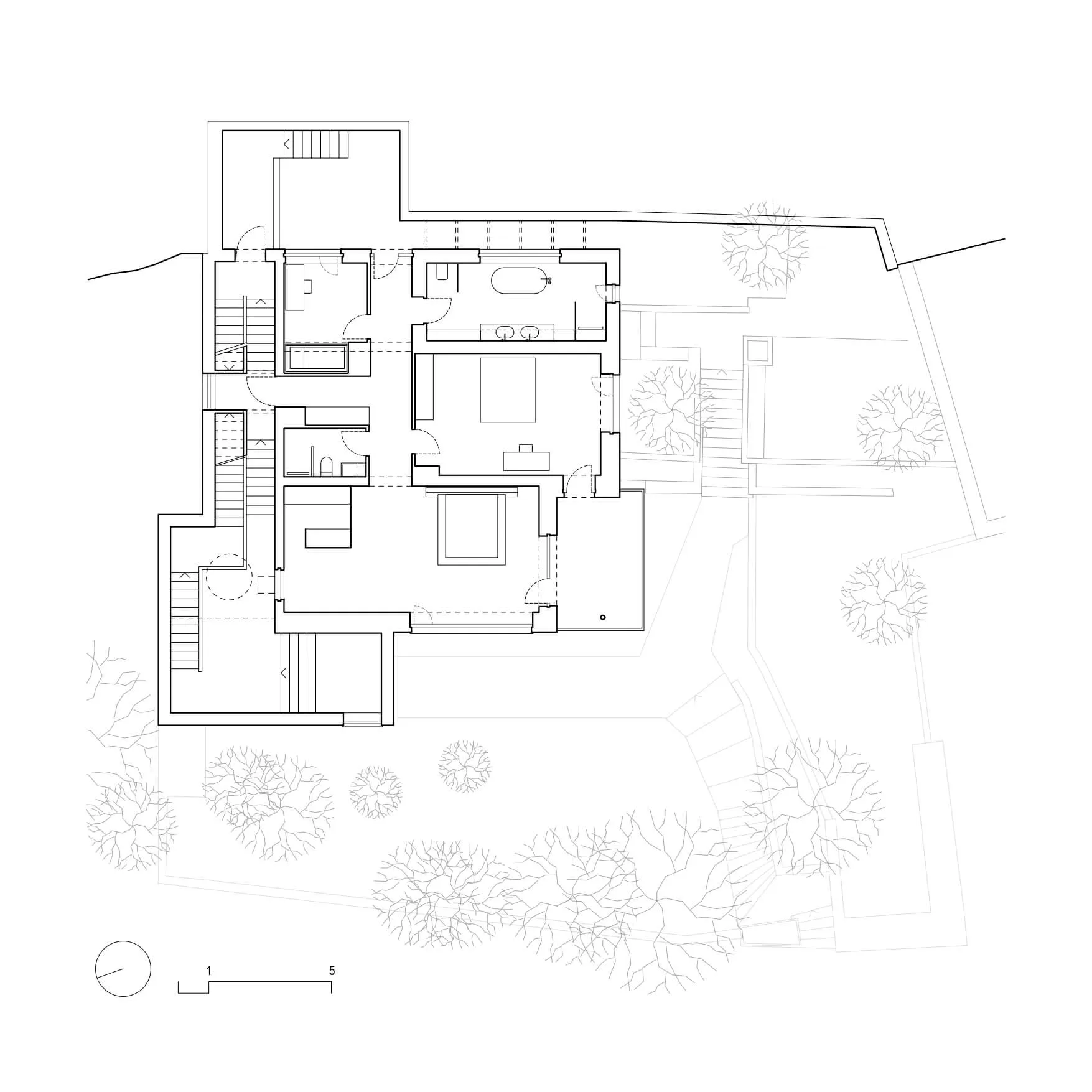 黑白建築平面圖,顯示一棟大型兩層樓現代住宅,包含多間臥室、浴室、客廳區域、樓梯,以及周圍種植成熟樹木的花園。