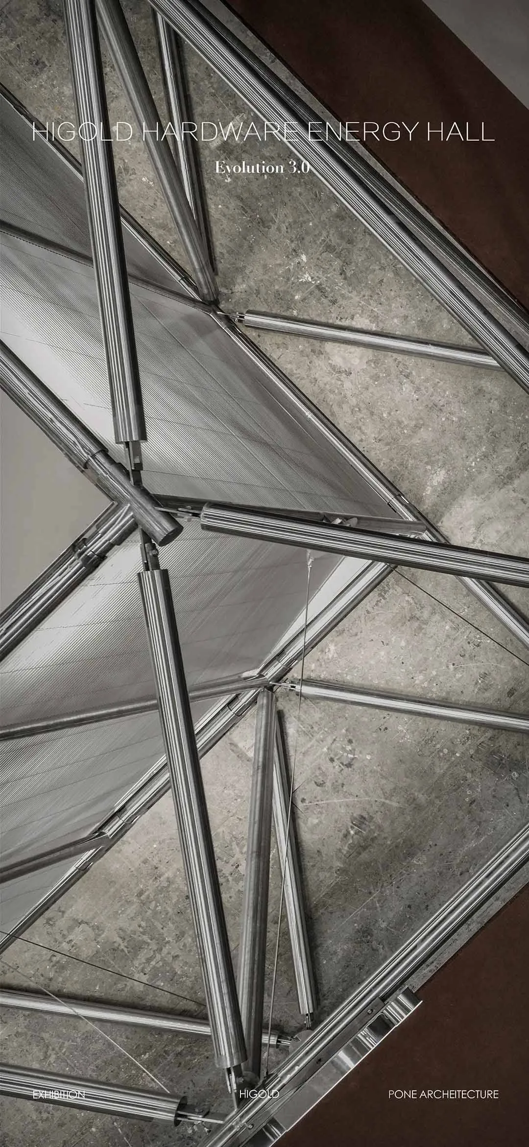 低角度建築攝影，仰拍複雜的不鏽鋼空間桁架結構，背景為混凝土天花板與半透明面板。