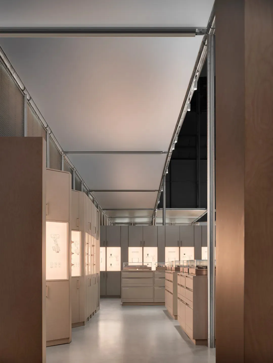 珠寶精品店極簡風格長廊透視圖,展示落地橡木貼皮櫃體,內建背光展示櫃陳列珠寶圖稿與商品。