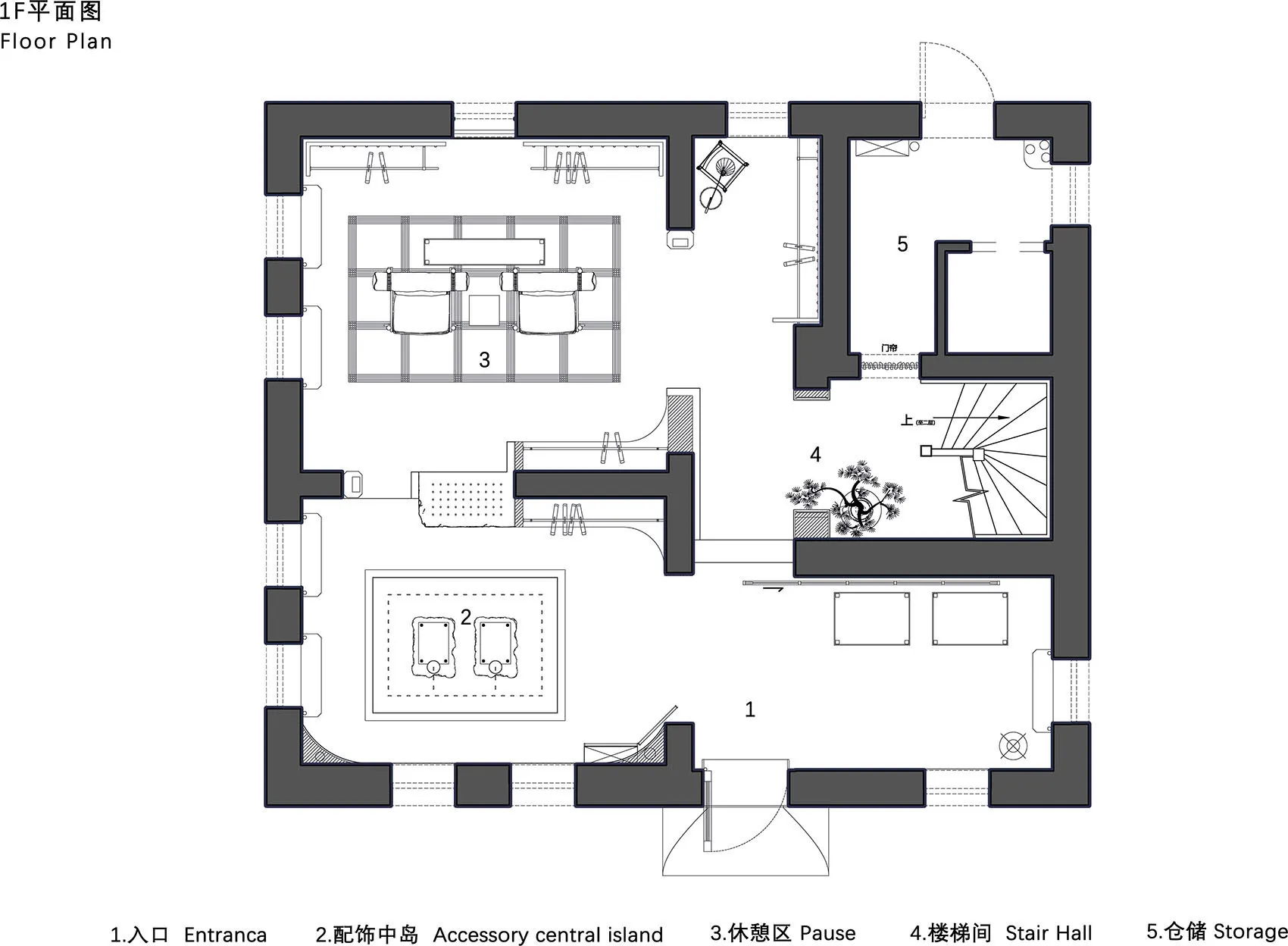 黑白建築平面圖,顯示現代兩層住宅的一樓配置,包括入口、配飾中島、休憩區、樓梯間與儲藏空間。