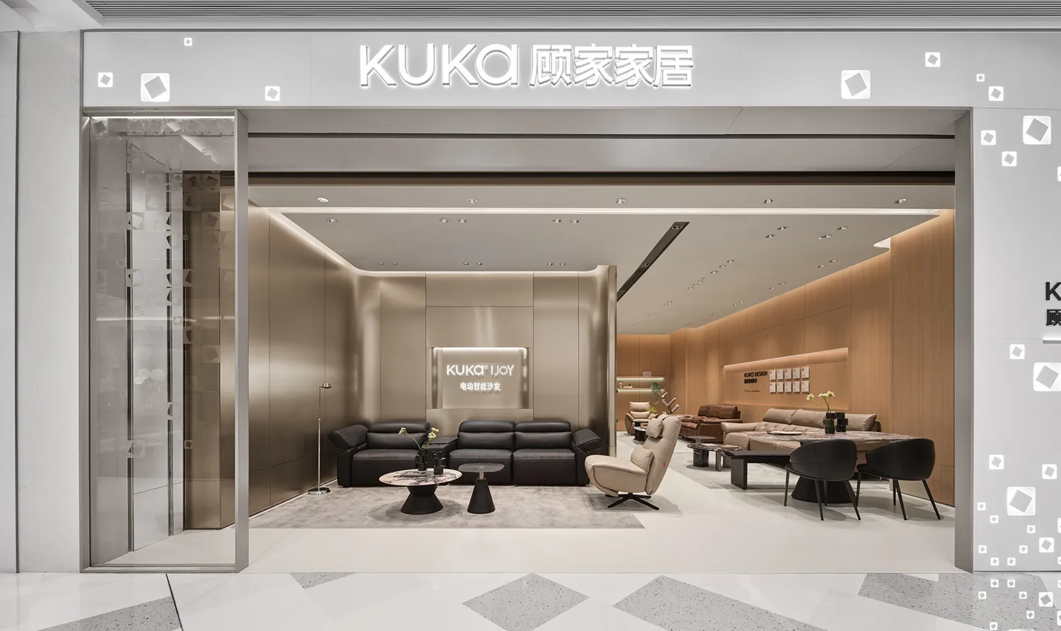 現代家具展廳內部,陳列黑色與米色皮革沙發、圓形大理石茶几,以及在明亮嵌燈照明下的淺木質板牆。