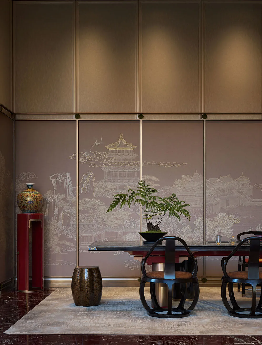 優雅的中式餐廳,設有四扇大型屏風,上面繪有金銀水墨山水畫,搭配深色酸枝馬鞍椅、紅漆花瓶與盆栽蕨類植物。