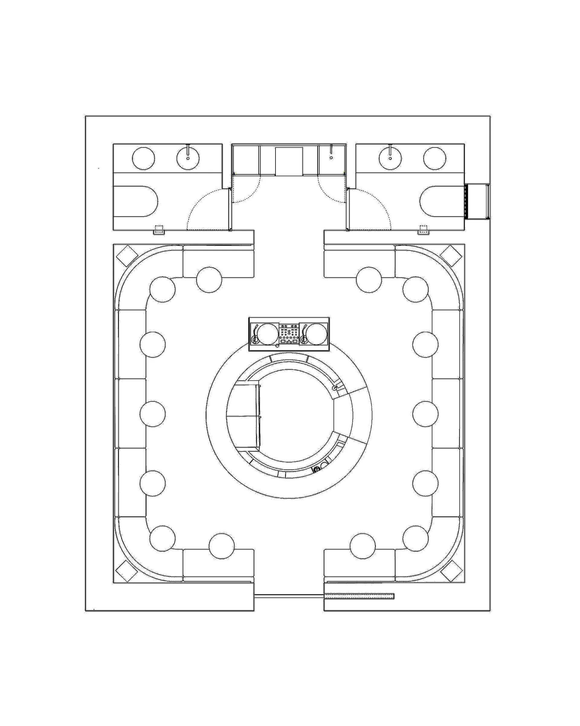 黑白建築平面圖,顯示一座圓形劇場,中央為圓形舞台,周圍環繞階梯式弧形座位區,並設有四個角落入口空間。